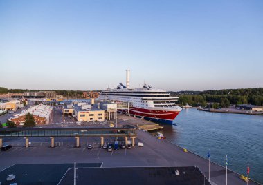 Yazı işleri 08.09.2018 Turku Finlandiya, Ms Viking zarafete Viking satırları Turku yolcu ve otomobil ve kamyon bir akşamı yükleme Terminal