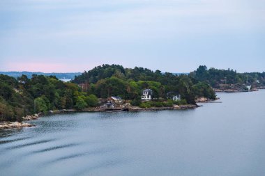Evler ve renkli ağaçlar, Stockholm İsveç ile sessiz Stockholm Archipelago içinde Kotec