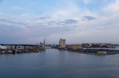 Yazı işleri 08.09.2018 Stockholm İsveç, konteyner terminali ve cruise quay Frihamnen, Vartan ve Port of Stockholm adlı gemi
