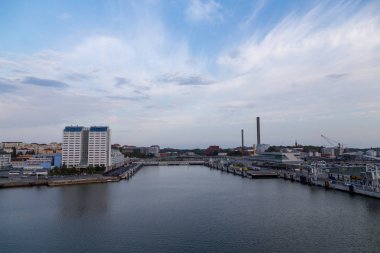 Yazı işleri 08.09.2018 Stockholm İsveç, Vartan görünümü, Port of Stockholm yükleme ve yeni terminal binası için bekleyen kamyon ile sabah erken ve sol otel Ariadne