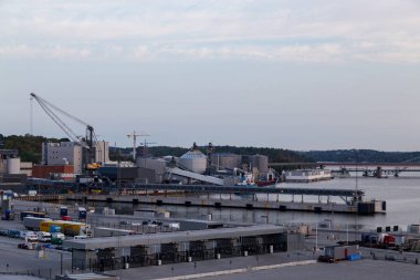 Vartan, santral arka planda Port of Stockholm İsveç açmak için yazı işleri 08.09.2018 Stockholm İsveç, otomobil ve kamyon için bekleyen iade