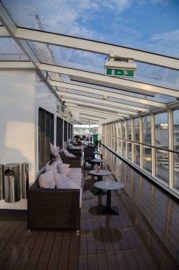 Dağınık bir gemide sabah tablolarda eski gözlüklü güvertede