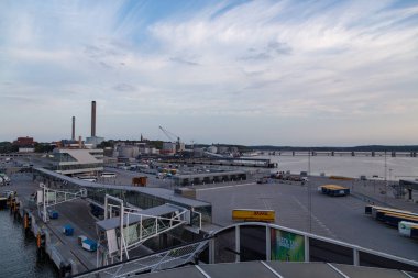 Yazı işleri 08.09.2018 Stockholm İsveç. Araba Baltık Prenses nerede Silja Line ve Tallink var orada Vartan limanda için sabah erken saatte gelen feribot terminalleri