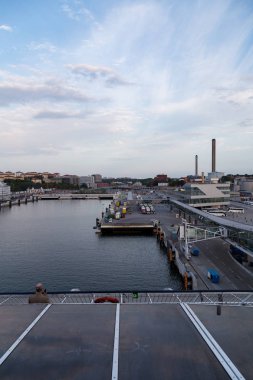 Yazı işleri 08.09.2018 Stockholm İsveç. Araba Baltık Prenses nerede Silja Line ve Tallink var orada Vartan limanda için sabah erken saatte gelen feribot terminalleri
