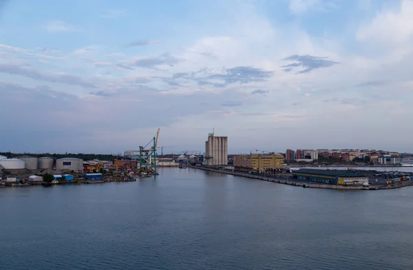 Yazı işleri 08.09.2018 Stockholm İsveç, konteyner terminali ve cruise quay Frihamnen, Vartan ve Port of Stockholm adlı gemi