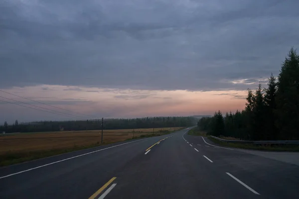 Uma Manhã Outono Nebulosa Estrada Finlândia Com Campos Lado — Fotografia de Stock