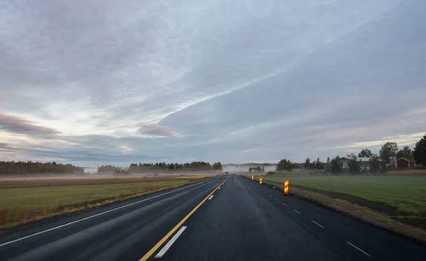 Una Mattinata Autunnale Nebbiosa Sulla Strada Finlandia Con Campi Sul — Foto Stock