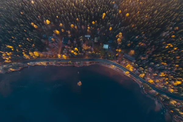 Над Видом Воздуха Дороги Озера Осеннего Леса Закате Солнца Домами — стоковое фото