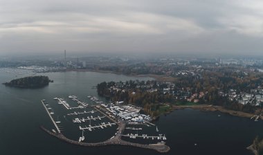Nuottaniemi marina bir sonbahar gününde havadan görülen, Espoo Finlandiya