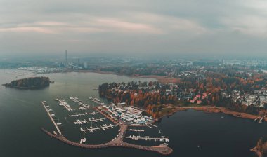 Nuottaniemi marina sisli bir sonbahar gününde havadan görülen, Espoo Finlandiya