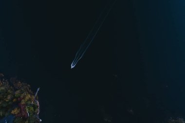 İskeleye giden yüksek hızlı bir teknenin yukarıdan görünümü, Helsinki Finlandiya