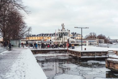 Feribot sadece kış aylarında turist büyük gürültülü getiren Suomenlinna kale geldi