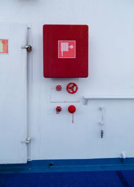 Yangın durumunda, bölme donatmak ile su hortumu ve gemide yangınla mücadele için bağlantılar