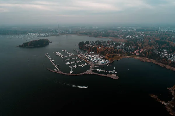 Marina Nuottaniemi vista do ar em um dia de outono, Espoo Finlândia — Fotografia de Stock