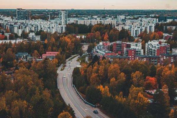 Ağaçlar ve evler ile sonbaharda Matinkyla, Espoo Finlandiya