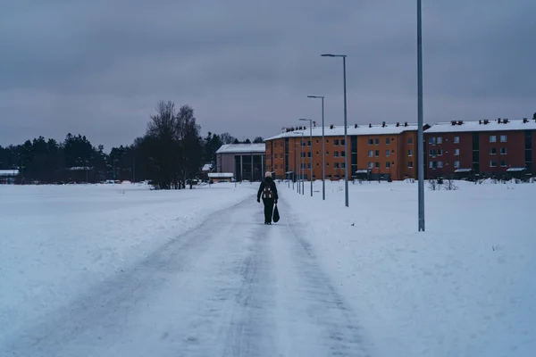 Γυναίκα περπατώντας σε ένα οργωμένο μονοπάτι στο χιόνι — Φωτογραφία Αρχείου