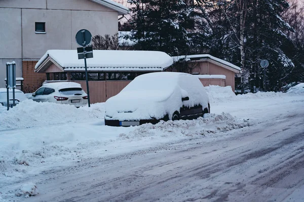 Zaparkował samochód pokryty śniegiem, a także otoczony śniegiem ścianie — Zdjęcie stockowe