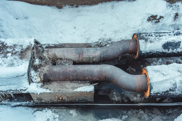 Két hegesztett acélcsövek szigeteléssel, havas lövészával — Stock Fotó