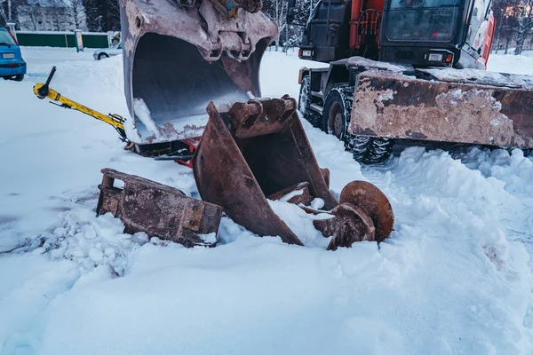 Escavatore e un po 'di attrezzatura stesa sulla neve — Foto Stock