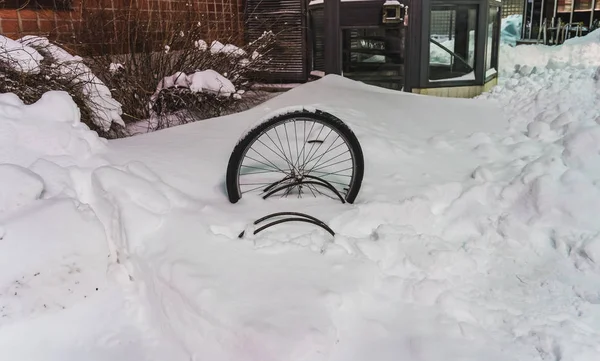 Ruota bici abbandonata solitaria nella neve — Foto Stock