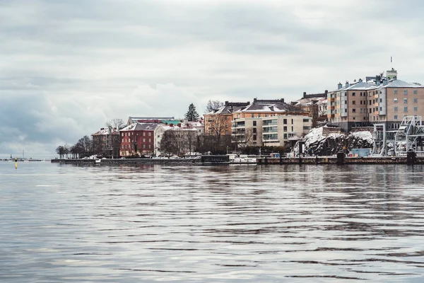 Maisons d'appartements plus anciennes sur la côte d'Helsinki Finlande par une froide journée d'hiver — Photo