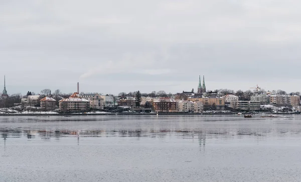 Äldre bostadshus vid Helsingfors kust på en kall vinterdag — Stockfoto