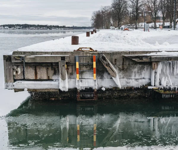 Dondurulmuş buz ve bir ayna görüntü yansıtan bir su dolu Pier — Stok fotoğraf