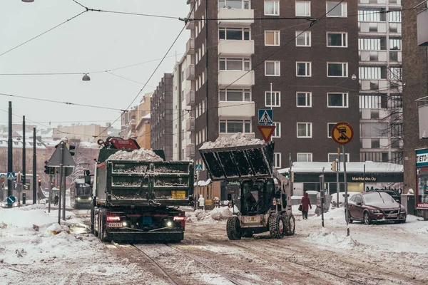 Helsinki Finlandia, śnieg czyszczone daleko i załadowane na ciężarówki — Zdjęcie stockowe