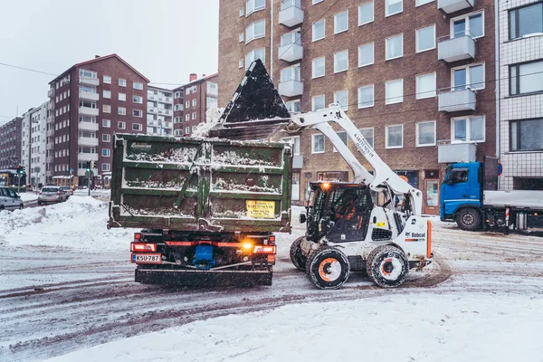 Helsinki Finlandia, śnieg czyszczone daleko i załadowane na ciężarówki — Zdjęcie stockowe