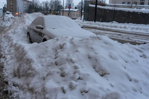 L'auto parcheggiata in città è stata circondata da grandi quantità di neve — Foto Stock