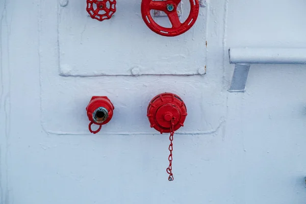 En caso de incendio, mamparo equipado con manguera de agua y conexiones para combatir un incendio en el barco — Foto de Stock