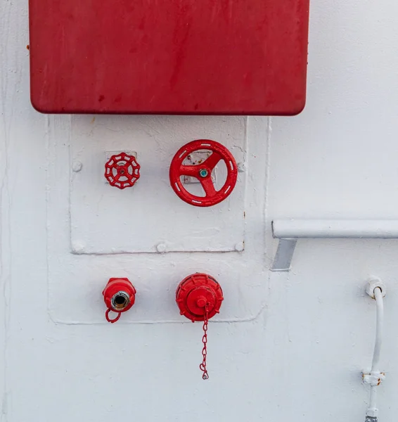 En caso de incendio, mamparo equipado con manguera de agua y conexiones para combatir un incendio en el barco — Foto de Stock