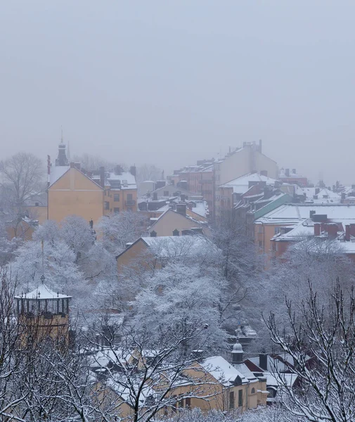 Maisons anciennes sur une colline à Stockholm par une journée d'hiver brumeuse avec de la neige, Suède — Photo