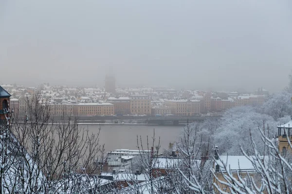 Klassisk vy av Stockholm Sverige och den gamla stadsdelen bakom bron en dimmig vinterdag — Stockfoto