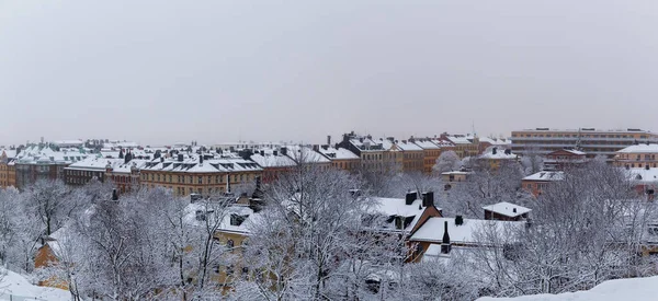 Vue sur la ville urbaine des vieilles maisons d'une colline à Stockholm City, Suède — Photo