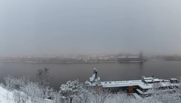 Mglisty widok nad rzeką Riddarfjarden w Sztokholmie w dniu z topniejącego śniegu — Zdjęcie stockowe