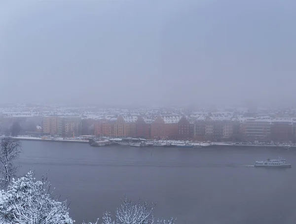 Dimmig morgon utsikt över floden med båttrafik och gamla byggnader i Stockholm — Stockfoto