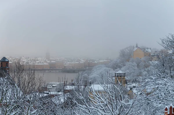 Vue classique de Stockholm Suède et de la vieille ville derrière le pont par une journée d'hiver — Photo