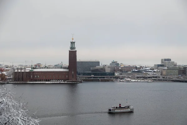 Стокгольм Швеція, подання в Стокгольмській мерії з пором на річці Riddarfjarden — стокове фото
