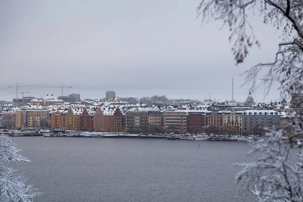 Régi épületek, a folyó egy nedves téli napon a hó és köd, Stockholm, Svédország — Stock Fotó