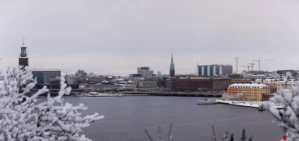 Vue de l'hôtel de ville de Stockholm et Riddarholmen et de la rivière par une journée d'hiver enneigée, Suède — Photo