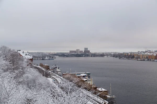 Visa över floden Riddarfjarden som korsar Stockholm en vinterdag med snö, Sverige — Stockfoto