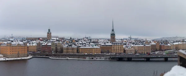 Klassisk vy av Stockholm Sverige och den gamla stadsdelen bakom bron en vinterdag — Stockfoto