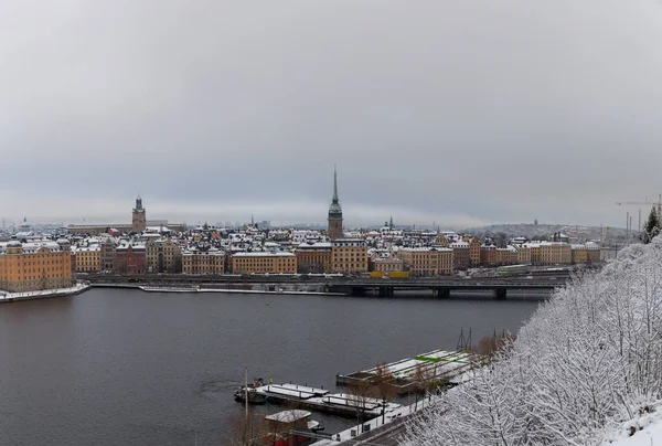 Vue classique de Stockholm Suède et de la vieille ville derrière le pont par une journée d'hiver — Photo