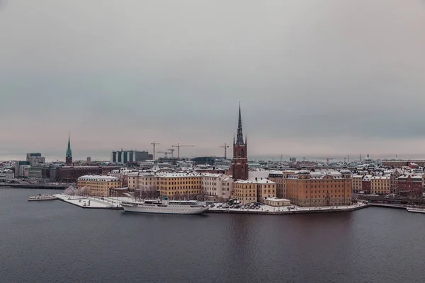 Vue de l'île Riddarholmen sur la rivière qui traverse la ville en hiver avec de la neige, Suède — Photo