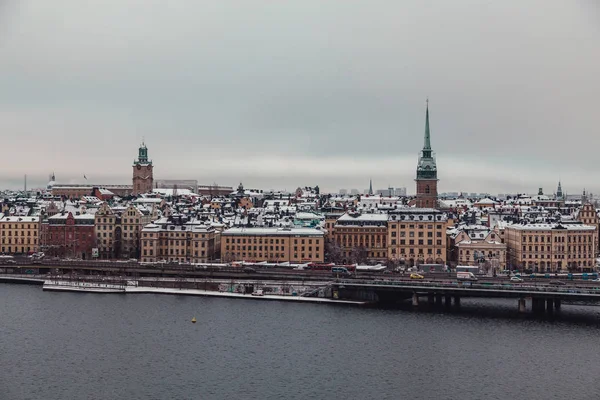 冬季, 瑞典斯德哥尔摩和大桥后面的老城的经典景色 — 图库照片