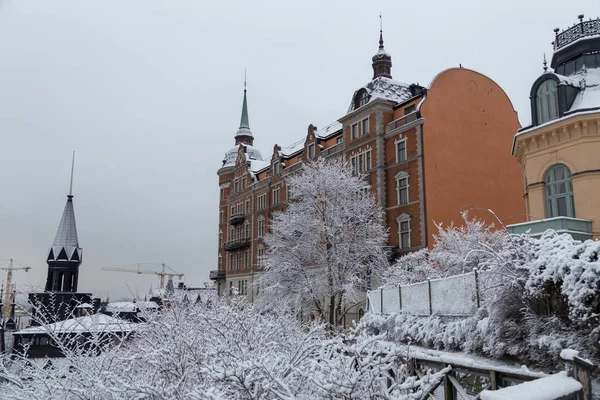 Un des vieux bâtiments de Stockholm Suède par une journée d'hiver avec de la neige — Photo