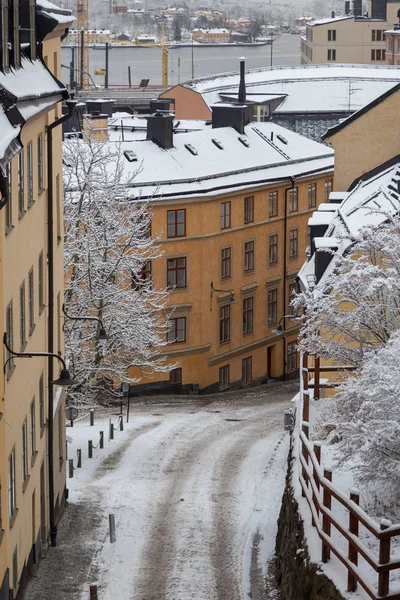 Rue étroite vide avec de vieux bâtiments par une journée d'hiver avec de la neige, Stockholm Suède — Photo