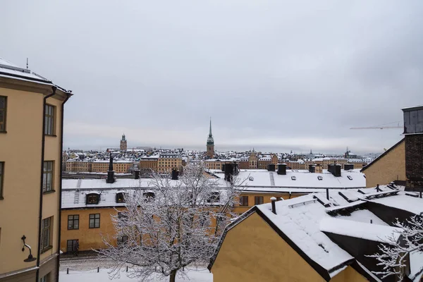 Visa över snöiga takåsar med Riddarholmen bakom, Stockholm Sverige — Stockfoto