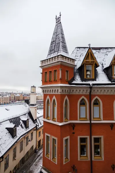Красный жилой дом в старом Стокгольме в Швеции в зимний день со снегом на крыше — стоковое фото